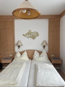 Ein Bett oder Betten in einem Zimmer der Unterkunft Hotel Krug