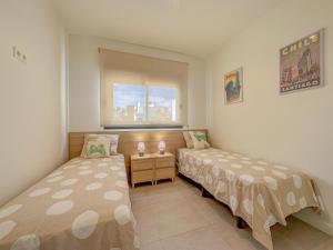 een kleine slaapkamer met twee bedden en een raam bij Barnuevo 3 in Santiago de la Ribera +18 foto's