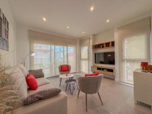 een woonkamer met een bank en een tafel bij Barnuevo 3 in Santiago de la Ribera