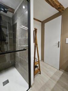 Koupelna v ubytování Mas de la Borie -Chambre d'hôtes + 37 fotografií