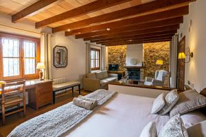 コスティッチにあるAgroturismo Ses Illesのベッドルーム1室(大型ベッド1台、デスク付)、