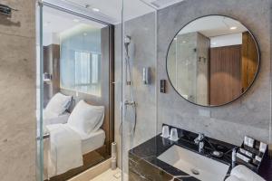 เตียงในห้องที่ The OTTO Hotel