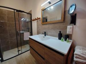 Koupelna v ubytování Mas de la Borie -Chambre d'hôtes