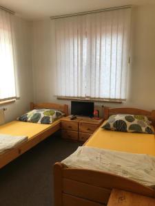 En eller flere senge i et værelse på Ubytovna Relax CLUB