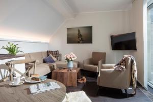 ein Wohnzimmer mit einem Sofa und einem Tisch in der Unterkunft MeerBlickD21 in Norderney