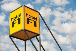 Et logo, certifikat, skilt eller en pris der bliver vist frem på hotelF1 Gap