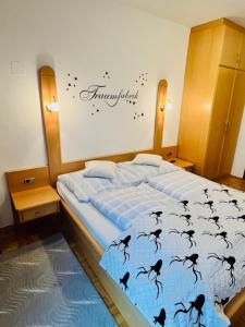 Łóżko lub łóżka w pokoju w obiekcie Forellenwirt Bacher