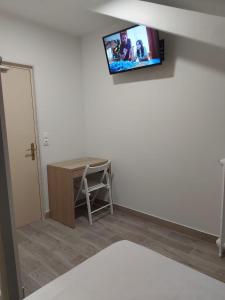 TV a/nebo společenská místnost v ubytování Ardenn'Hotel