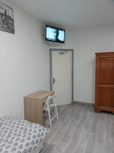 TV a/nebo společenská místnost v ubytování Ardenn'Hotel + 37 fotografií