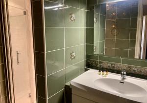 ein Badezimmer mit Waschbecken und Dusche in der Unterkunft Appartement Les marines du soleil in Patrimonio + 28 Fotos