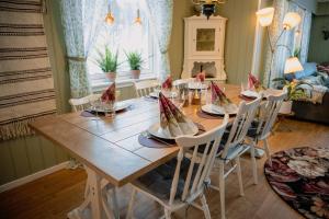 Imagine din galeria proprietății Fredfullt hus ved Oksfjordvannet în Storslett