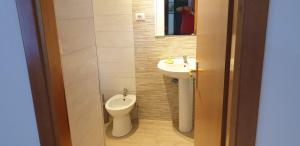 un bagno con lavandino e WC di Etna Evergreen Casa Vacanze a Piedimonte Etneo Altre 34 foto