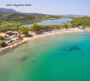 una vista aerea di una spiaggia con un gruppo di persone di Zervou House North Corfu a Loútsai