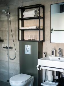 Ένα μπάνιο στο Loft Hotel Rauma +58 φωτογραφίες