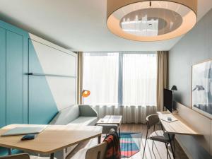 TV a/nebo společenská místnost v ubytování Aparthotel Adagio London Stratford