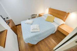 Giường trong phòng chung tại 294 - Il Mare alla Finestra Apartment - VISTA MARE E SPIAGGIA, nel Cuore di Vernazza e delle Cinque Terre