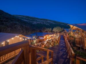 uitzicht op een resort in de nacht bij Sea Glamping in Kotor