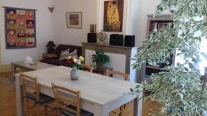 a living room with a table and a couch at Séjour provençal in Dieulefit