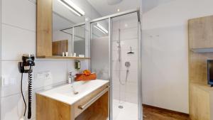 łazienka z umywalką i prysznicem w obiekcie Pitztal Living Apartments w mieście Jerzens +37 zdjęć