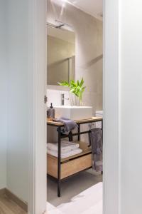 un bagno con lavandino e specchio di VLC HOST - Reino a Valencia