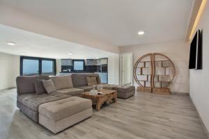 una sala de estar con un sofá y una mesa en Volcanoa, en Villaverde