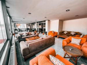 a large living room with couches and chairs at Oreko Express in Afyon