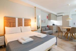 una camera da letto con un letto con due asciugamani sopra di VLC HOST - Reino a Valencia