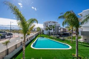 an overhead view of a swimming pool with palm trees at Casa Mirapa in Torre-Pacheco
