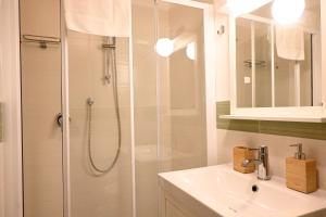 Et badeværelse på Villa Aurora - Osimo, nuova villa con piscina + 25 billeder