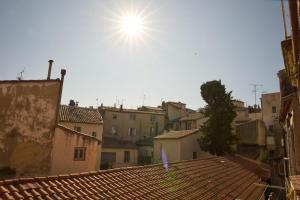 a view from the roof of a building with the sun in the sky at L'écusson charmant in Montpellier +2 photos
