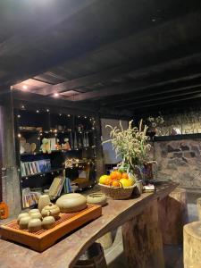 Mia SiにあるVieille Maison de Ma Léの果物の盛り合わせテーブル