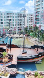 un grand bateau assis dans l'eau dans une ville dans l'établissement Grande Caribbean Condo Resort one-bedroom near Walking street and Jomtien Beach, à Pattaya (sud)