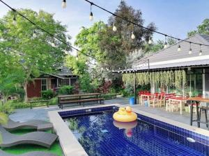 ホアヒンにあるBaan Mae Num HuaHin 102 บ้านแม่นุ่มの裏庭のゴムダック付きスイミングプール