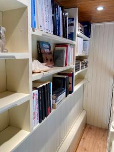 ein Bücherregal voller Bücher in der Unterkunft Appartement Les marines du soleil in Patrimonio