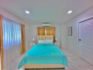 a bedroom with a blue bed and a window at Tagvilla Bongkot Pool Villa in Pattaya 4 Bedroom in Pattaya Central +20 photos