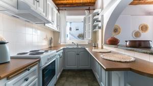 Kuchyň nebo kuchyňský kout v ubytování Plane Tree Villa in Parikia