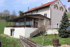 uma grande casa branca com um telhado vermelho em Guesthouse Režekov podrum em Jastrebarsko