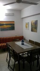 Apartamento Espert في إل بيريلو: غرفة طعام مع طاولة وكراسي وأريكة