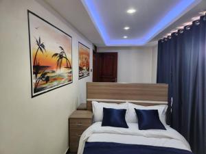 Postel nebo postele na pokoji v ubytování EQUATOR SUITES -KAMPALA -Ivory Mall -Bunga Gaba Road
