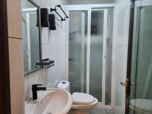 Koupelna v ubytování EQUATOR SUITES -KAMPALA -Ivory Mall -Bunga Gaba Road