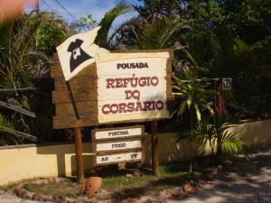 un panneau indiquant un puerto rico do corzinho dans l'établissement Refúgio do Corsário-Imbassai-Ba, à Imbassaí