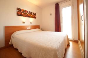 Postel nebo postele na pokoji v ubytování Aparthotel Arenal