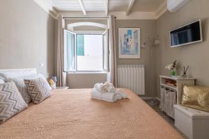Un dormitorio con una cama con un animal de peluche encima. en Simone Case Vacanze - Da Gina, en Taggia