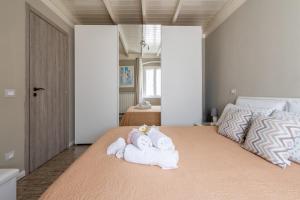 Un dormitorio con una cama con toallas. en Simone Case Vacanze - Da Gina, en Taggia