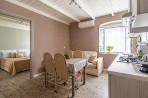 Una cocina y una sala de estar con mesa y sillas. en Simone Case Vacanze - Da Gina, en Taggia 44 fotos más