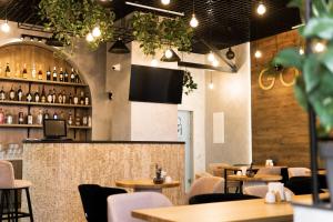 ein Restaurant mit Tischen und Stühlen und einer Bar in der Unterkunft GOLDEN RING in Ternopil