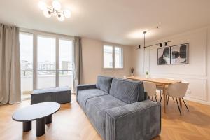 una sala de estar con un sofá y una mesa en Mat&Ness Luxury, en Beauvais