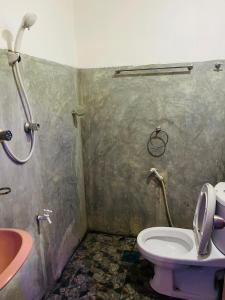 Un baño con ducha, inodoro y lavabo. en Gajaa Corido Safari Homestay, en Udawalawe