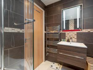 爱丁堡Modern 2-Bdr Flat in Edinburgh - Pass the Keys的浴室里有淋浴、洗手池和镜子。