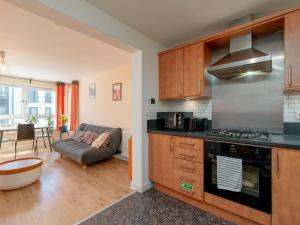 爱丁堡Modern 2-Bdr Flat in Edinburgh - Pass the Keys的厨房和带沙发的客厅 更多16张照片